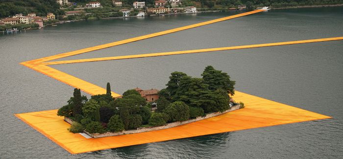 意大利伊塞奥湖上的水上浮桥