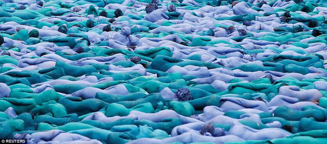 凤凰艺术｜7月9日英国当地3200名民众全裸蓝色艺术大游行