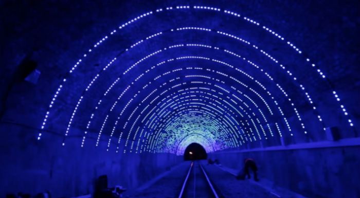 坐电车送一场隧道灯光秀 这张车票有点值_旅游_生活方式_凤凰艺术