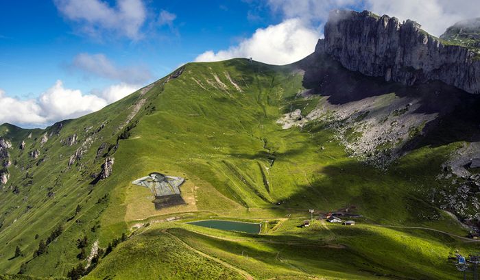 瑞士莱森山区上10000平方米的草地壁画