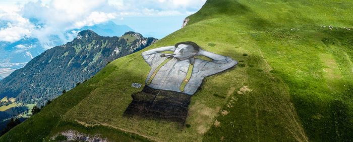 瑞士莱森山区上10000平方米的草地壁画