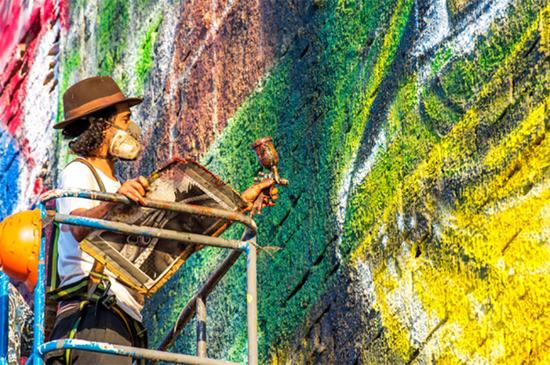 这个人在里约创作了世界上最大的壁画
