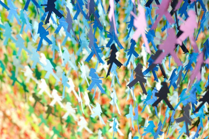 100种颜色的18000的小人纸张组成色彩斑斓的瀑布