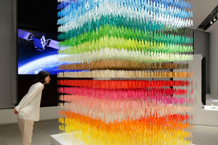 100种颜色的18000的小人纸张组成色彩斑斓的瀑布