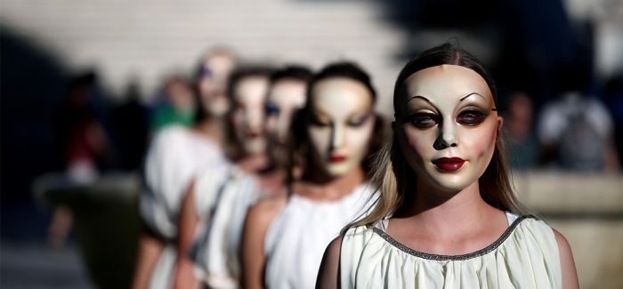 希腊民众用行为艺术呼吁关注贩卖人口和性奴役
