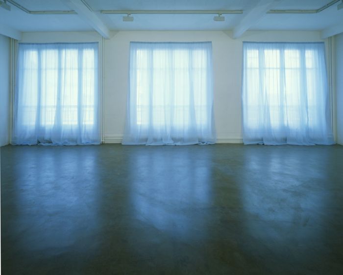 费利克斯·冈萨雷斯-托雷斯，《“无题”（情郎）》，1989年。蓝色织品和悬挂装置。尺寸可变。“不安静”，展览现场。法国巴黎珍妮弗·弗雷画廊。1992年3月21日 – 4月18日。策划：尼古拉斯·伯瑞奥德。图录。© 费利克斯·冈萨雷斯-托雷斯基金会。纽约安德烈娅·罗森画廊惠允。