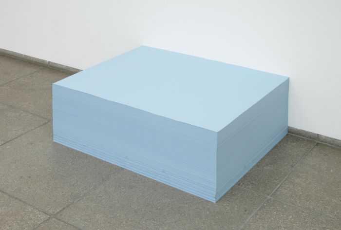 费利克斯·冈萨雷斯-托雷斯，《“无题”（情郎）》，1990年。蓝色纸张，数量无限。理想高度 7 12英寸 × 29 × 23 英寸（原纸尺寸）。“费利克斯·冈萨雷斯-托雷斯”，展览现场。德国柏林汉堡火车站现代艺术博物馆。2006年10月1日 – 2007年1月9日。策划：弗兰克·瓦格纳。主办：德国柏林新视觉艺术协会（nGbK）。图录。© 费利克斯·冈萨雷斯-托雷斯基金会。纽约安德烈娅·罗森画廊惠允。