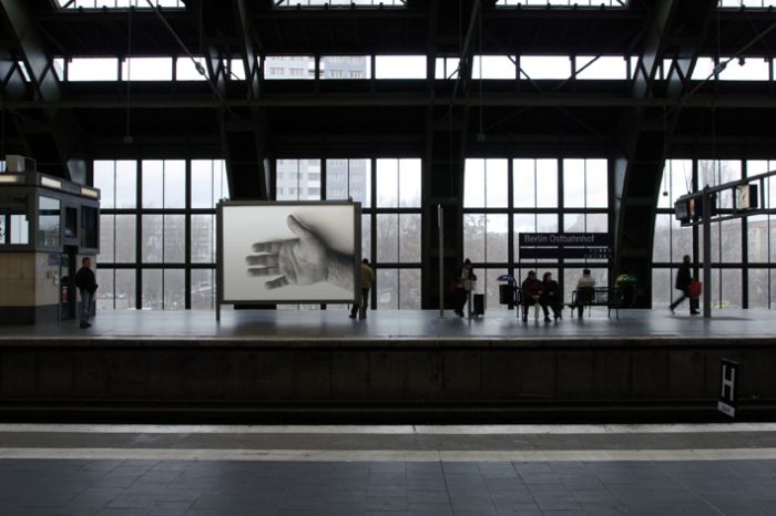 费利克斯·冈萨雷斯-托雷斯，《“无题”（为杰夫）》，1991年。广告招贴。尺寸可变。“费利克斯·冈萨雷斯-托雷斯”，展览场景。德国柏林汉堡火车站现代艺术博物馆。2006年10月1日 – 2007年1月9日。策划：弗兰克·瓦格纳。主办：德国柏林新视觉艺术协会（nGbK）。图录。© 费利克斯·冈萨雷斯-托雷斯基金会。纽约安德烈娅·罗森画廊惠允。