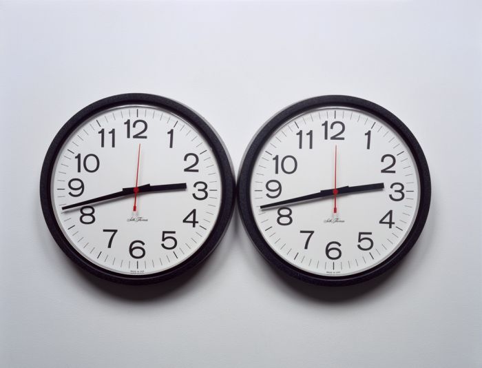费利克斯·冈萨雷斯-托雷斯，《“无题”（完美爱人）》，1987-1990年。壁钟。总计 13 12 × 27 × 1 14 英寸。两部分直径各13 12英寸。3版，1 AP。© 费利克斯·冈萨雷斯-托雷斯基金会。纽约安德烈娅·罗森画廊惠允。