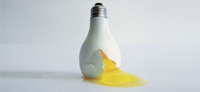小心 灯泡里的蛋黄流出来了！