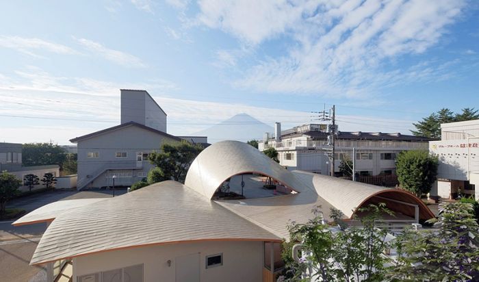 日本一座有着大波浪屋顶的幼儿园_设计_生活方式_凤凰艺术