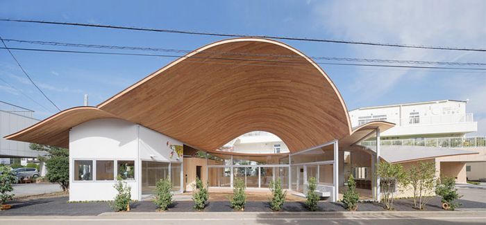 日本一座有着大波浪屋顶的幼儿园