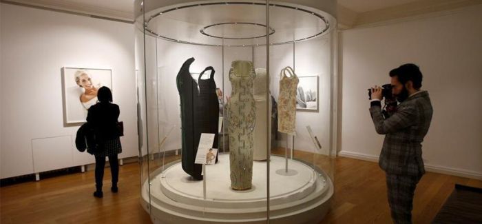 戴安娜王妃逝世20周年 肯辛顿宫展出其穿过25件裙装