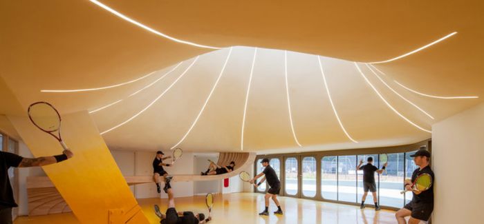 新落成的网球场 抛物线穹顶来自网球的运动轨迹