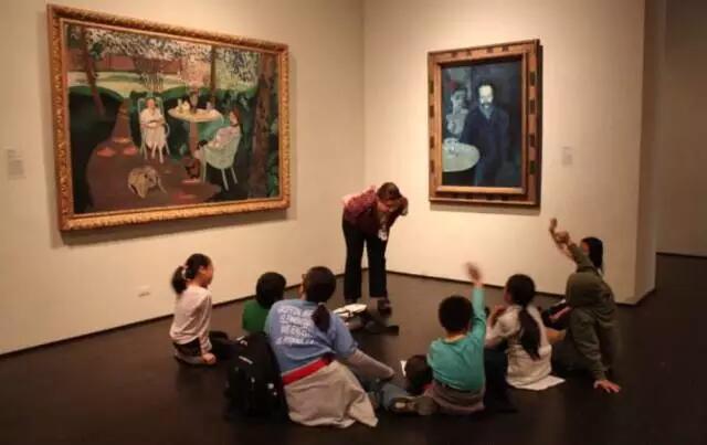 不仅艺术馆对学生免费开放,学校也会定期组织学生到博物馆写生,学习