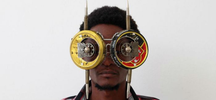 前卫到眼花撩乱 看见肯尼亚艺术家的废弃物眼镜