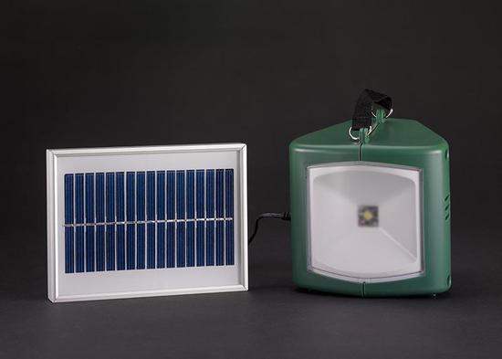 中国发明制造的太阳能灯具与充电器。