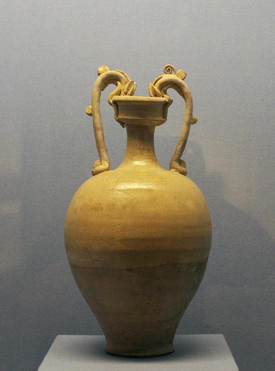 　　元代的龙首双耳瓶，公元500年到800年是丝绸之路贸易的全盛期，中国、中亚和欧洲之间的人员与货物往来络绎不绝。远距离的物资流动也使不同地区的艺术风格交融相会。
