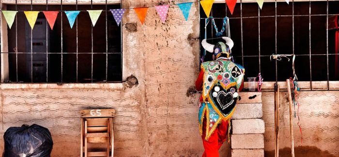 欢乐喧闹的”恶魔之舞“： La Diablada