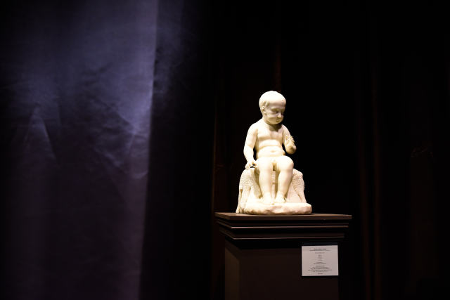 ↑这是9月11日在法国巴黎古董双年展上拍摄的一座雕像。