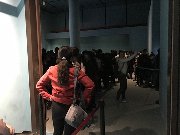 现场：午门展厅口，观众排队等候观看《千里江山图》