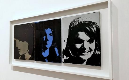 美国波普艺术大师安迪·沃霍尔的《杰奎琳三联画》（Jackie Triptych），前面图片里还有个《三重猫王》