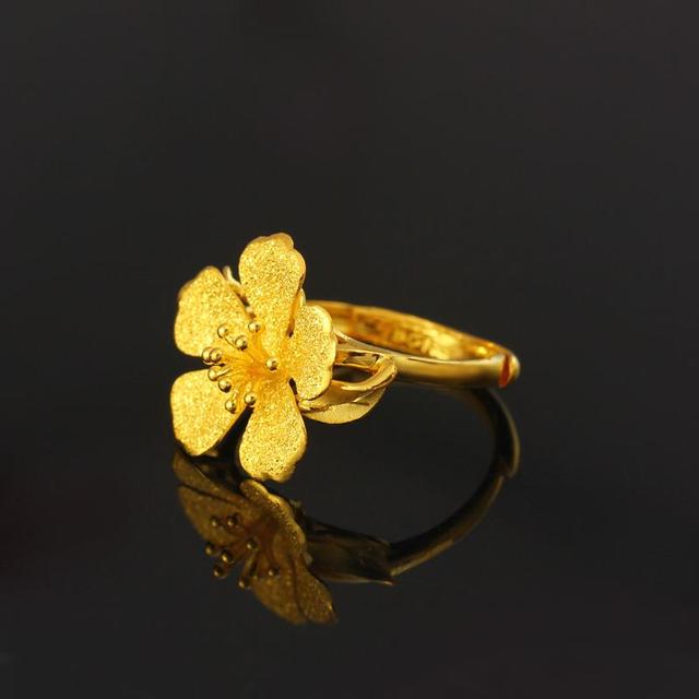 时尚的皇冠款式戒指,利用黄金精雕细琢出小巧的皇冠,显得时尚唯美
