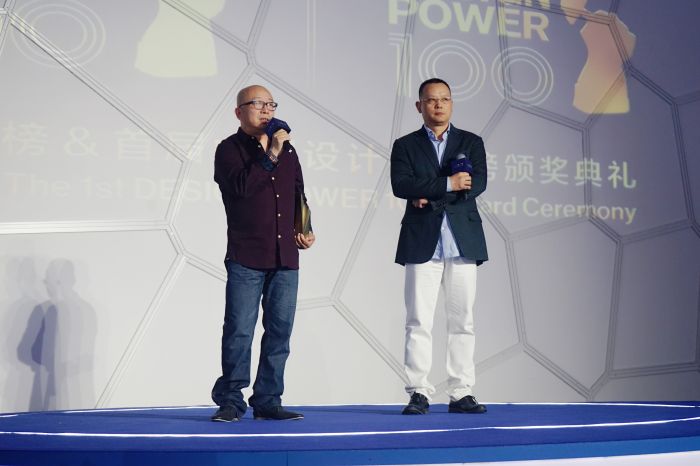 2本届年度艺术家获奖者：萧昱（左）；颁奖嘉宾：观唐文化董事长李保刚（右）
