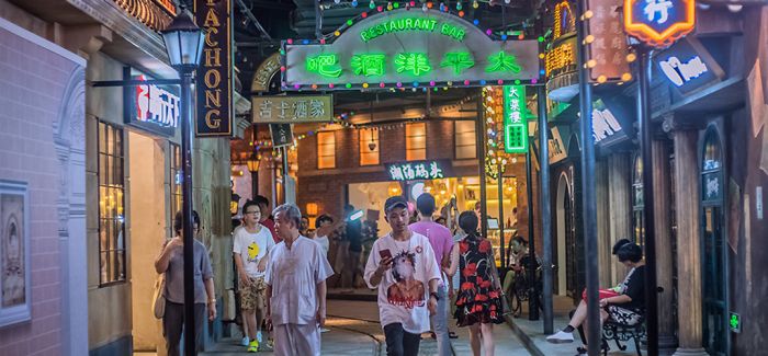 老上海风情街日益火爆 老年群体成消费主力