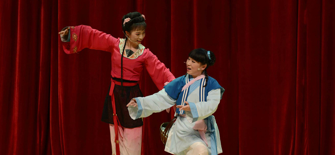 在华留学生演绎中国戏曲 一招一式感受文化之美