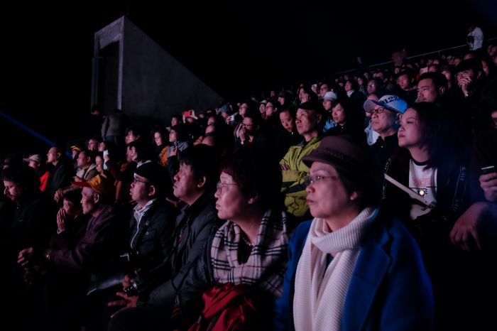 2019年11月30日晚，人们在连州摄影博物馆屋顶露台观看照片幻灯放映，看台上座无虚席。澎湃新闻记者 沈健文 图