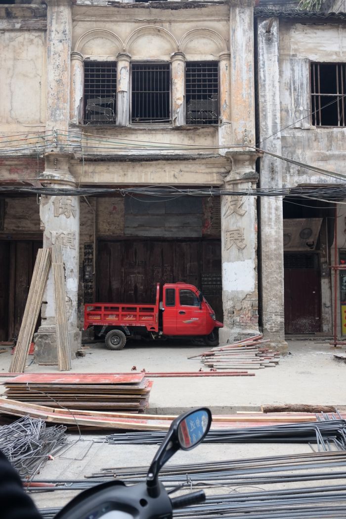 2019年12月1日，连州市内的一幢老屋前堆放着建筑材料。澎湃新闻记者 沈健文 图