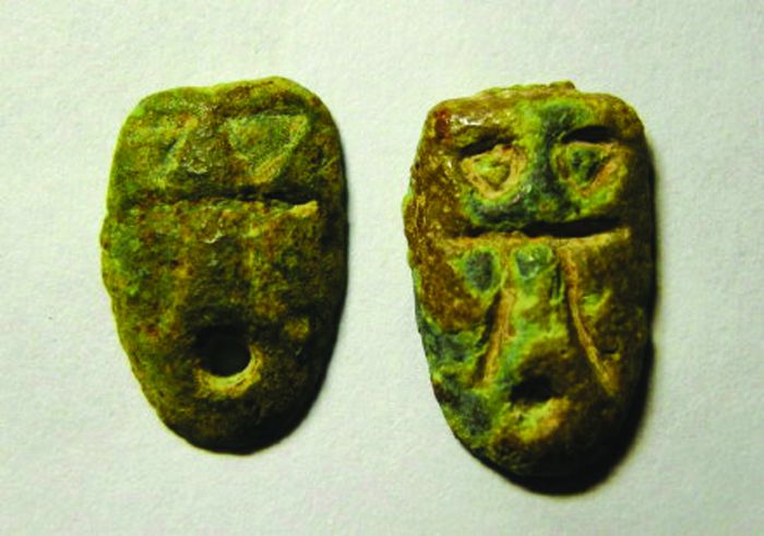 图4 平顶山叶县地区发掘到一“窝”楚国铜贝，共计39枚，其中有有纹鬼脸钱36枚