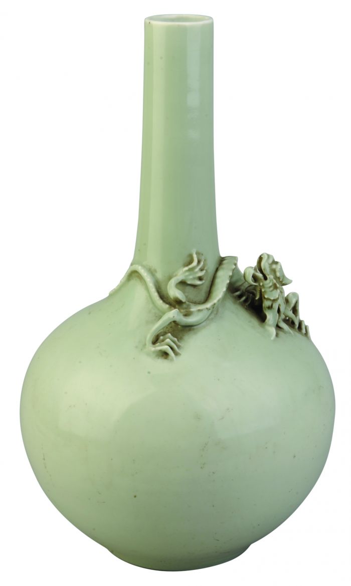 图1：豆青釉堆塑龙纹瓶
