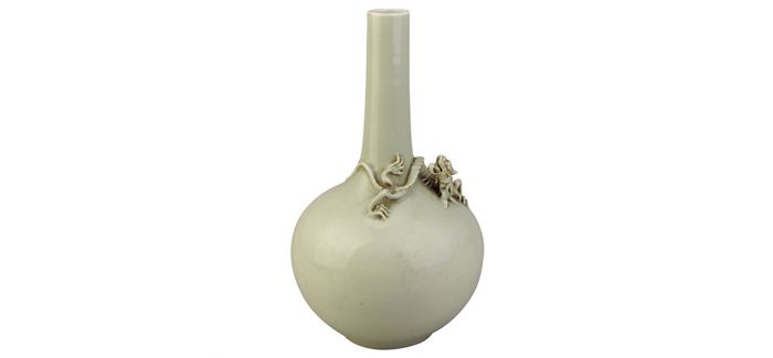 古朴的民国初期豆青釉堆塑龙纹瓶 