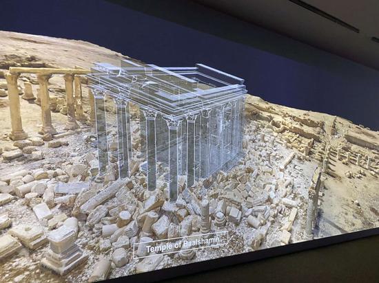 大规模投影显示了近年来被冲突破坏的历史遗址的数字化重建。此处显示的巴尔沙明神庙被ISIS摧毁。   图片来源：Mel Madarang / ABC新闻