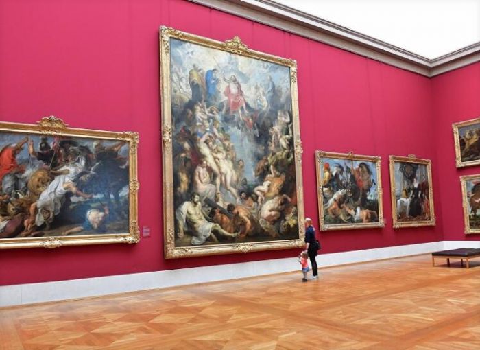慕尼黑古典绘画陈列馆收藏超过1000幅14至18世纪古典油画，包括72幅荷兰画家鲁本斯（Peter Paul Rubens）作品，是全球拥有鲁本斯画作最多的美术馆。该馆从5月12日开始重新向公众开放，参观者必须佩戴口罩，每20平方米仅允许一人停留。（摄影师：Hannes Magerstaedt）