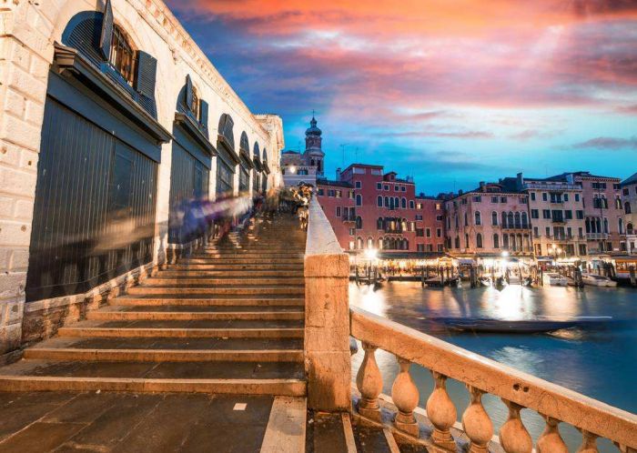 据悉，第17届威尼斯建筑双年展延期至2021年5月22日至11月21日开幕，展期共6个月；同时，第59届威尼斯艺术双年展也延期至2022年4月23日至11月27日开幕，展期共7个月。