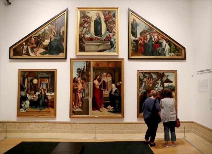 葡萄牙国立古代艺术博物馆成立于1884年，是葡萄牙最重要的艺术博物馆，藏有超过4万件绘画、雕塑、金银器和装饰艺术品，核心馆藏《圣文森特祭坛画》（Panels of St. Vincent）被葡萄牙政府列为国宝。葡萄牙于5月18日启动第二阶段放松封锁措施，允许博物馆恢复开放，游客须佩戴口罩并保持2米距离。（摄影师：Pedro Fiúza）