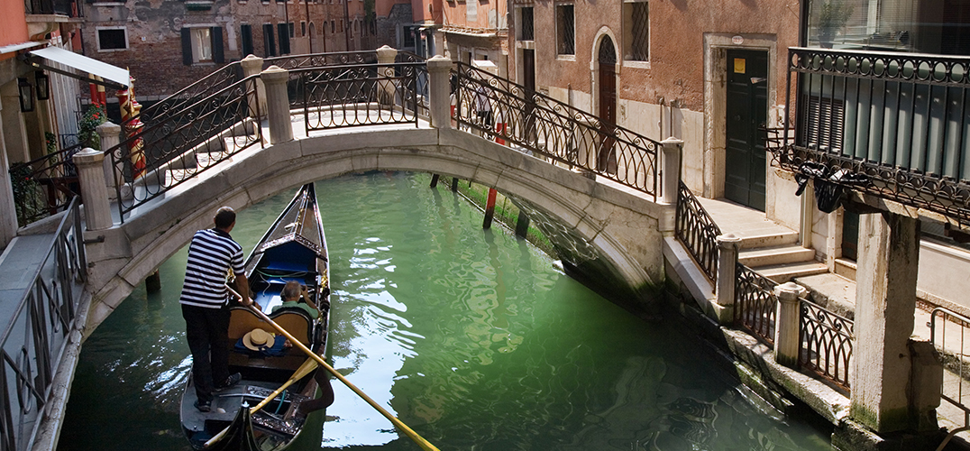 钢琴家在威尼斯河畔弹琴 庆祝城市解封