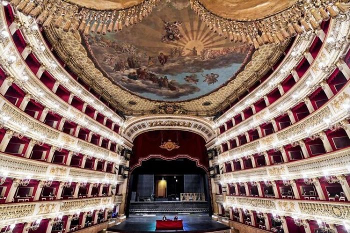 那不勒斯圣卡洛剧院（Teatro San Carlo）建于1737年，是欧洲现存最古老的营业中歌剧院。随着意大利逐步解除封锁，圣卡洛剧院宣布202021年演出季将于12月4日开幕，共呈现12部歌剧、5部芭蕾舞剧和17场音乐会，开幕曲为普契尼歌剧《波西米亚人》（La Bohème）。剧院还计划在7月23日举办一场办医护人员专场音乐会，通过乐曲赞美疫情后的光明与希望，观众人数限为1000人。（摄影师：Ciro Fu）