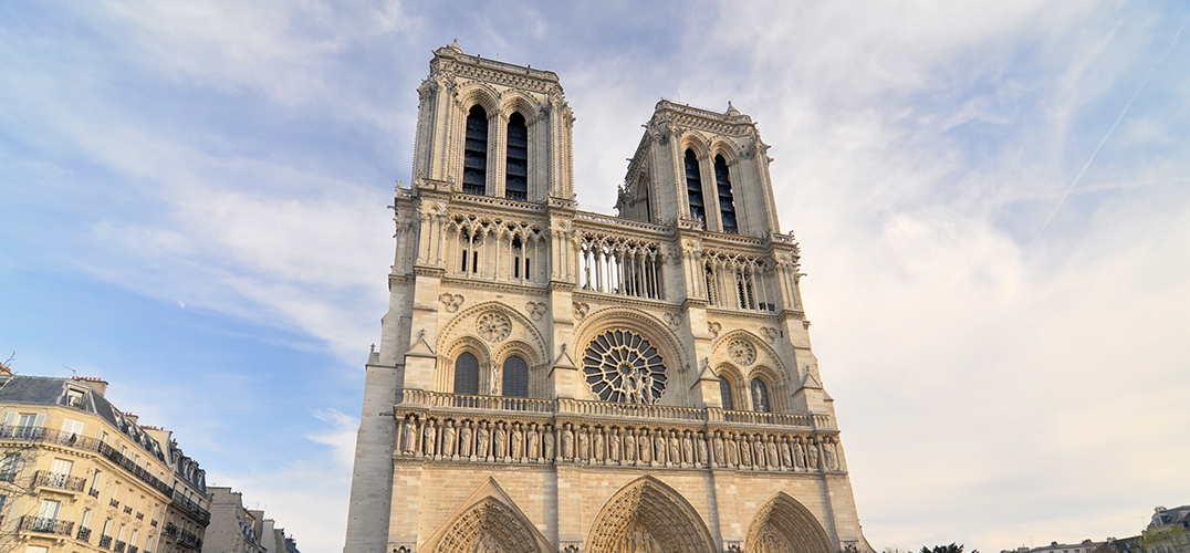 马克龙支持巴黎圣母院塔尖按原样重建