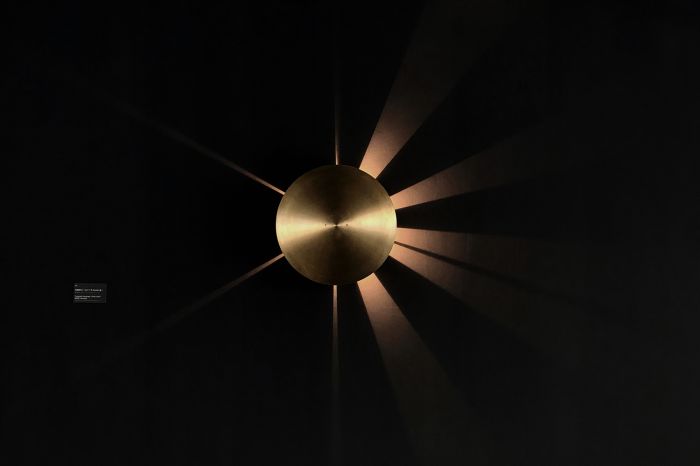陈哲《向晚时计》镌刻黄铜片、卤素灯珠 46.8×46.8×10cm 2018 图片由艺术家和BANK提供