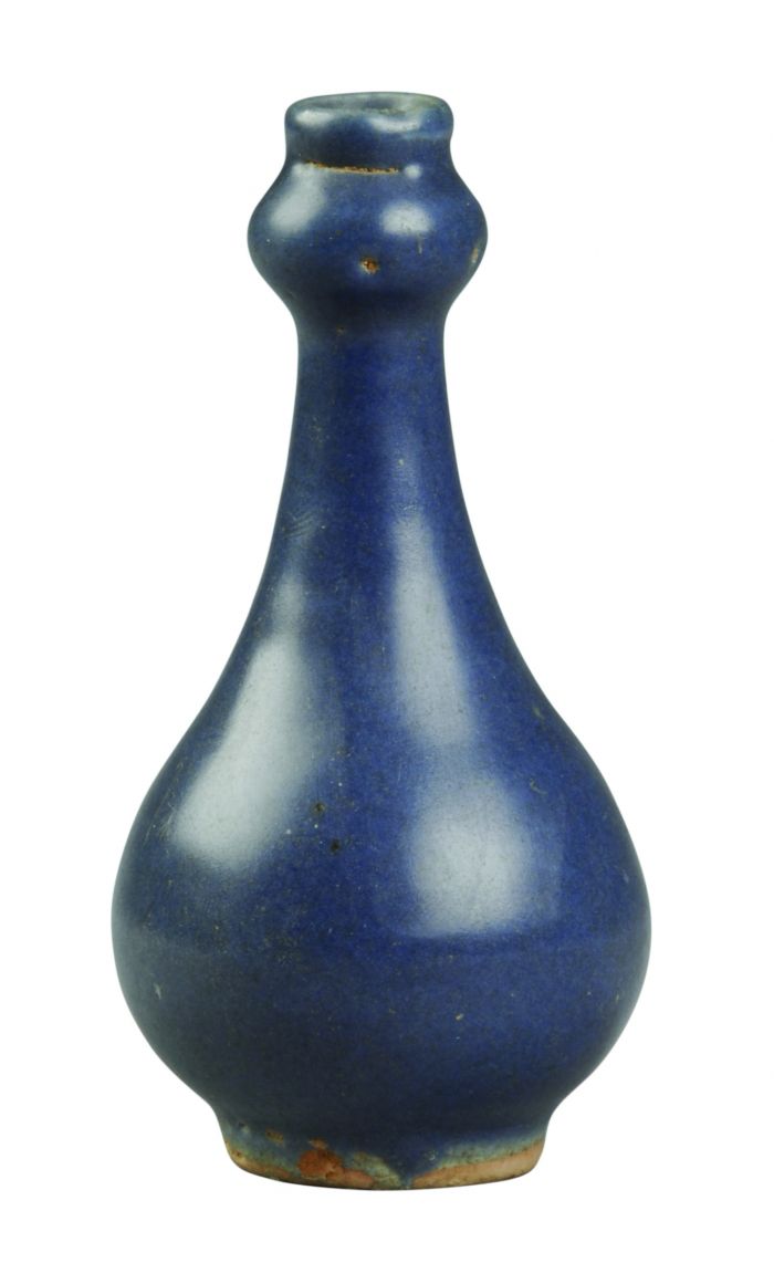 图1：蓝釉小瓶