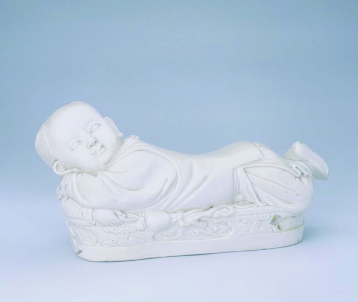 图2 宋代定窑白釉孩儿枕，北京故宫博物院藏
