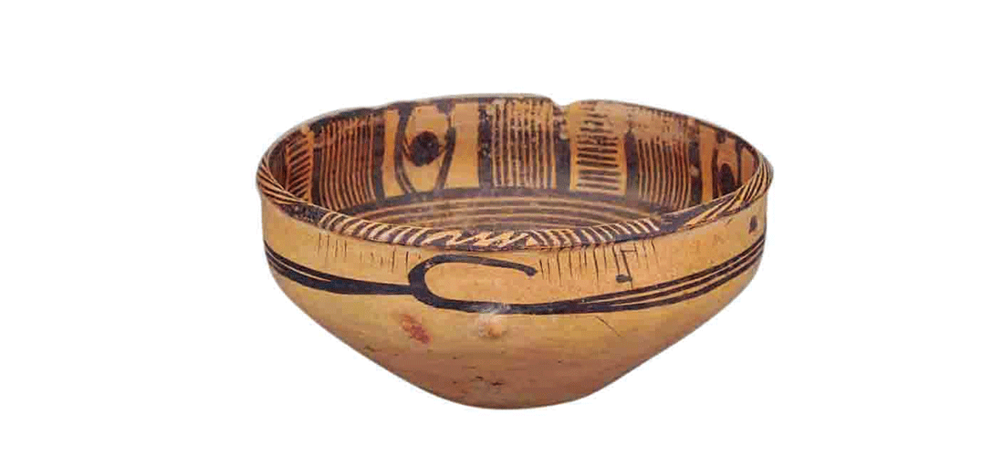 历史感十足的马家窑文化双人抬物纹彩陶盆