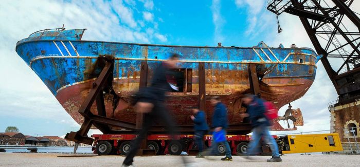 威尼斯双年展要求艺术家将移民沉船挪走