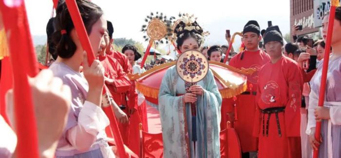 汉服：一场史无前例的中国传统文化复兴