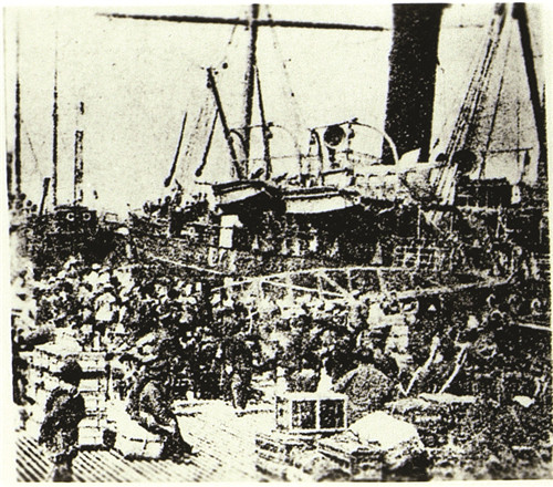 中日双方的交割手续尚未完成，日本侵略者便亟不可待地登岛了。图为1895年5月底，日本近卫师团先头部队在台湾北部澳底登陆_副本