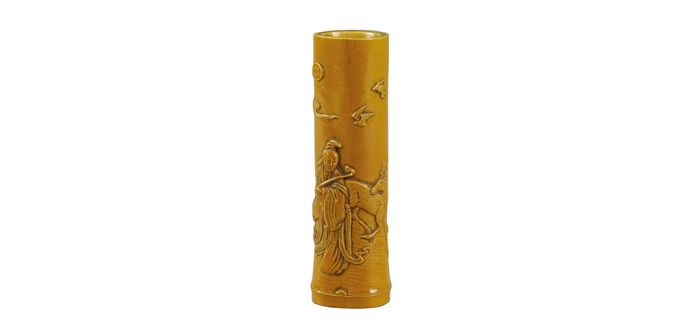 黄釉雕瓷人物纹笔筒：文人墨客的雅气